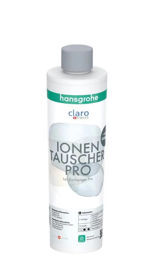 Weißer Behälter mit grauem Deckel, beschriftet mit "hansgrohe", enthält Informationen zu einem Ionenaustauscher und Aktivkohlefilter. Abgebildet sind auch Daten zu Hersteller und Verwendungsdauer.
